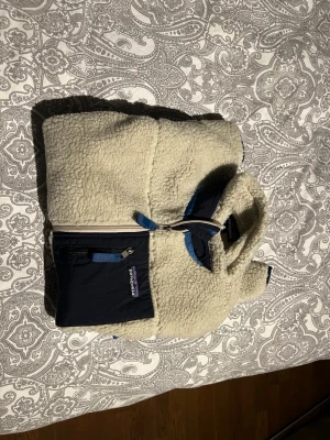 Patagonia Väst - Hej! Säljer en trendig biege Patagonia väst som är perfekt nu till varmare vår dagar ☀️. Bara testad och är som i nytt skick. Vid en snabb och enkel affär kan pris skifta. 