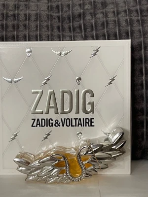 Zadig & Voltaire Zadig eau de perfum - Zadig & Voltaire  Zadig eau de parfum 50ml  endast testad lite kanske 3-4ml. Se bilder. Body lotion 50ml oöppnad och oanvänd.  Köpt på notino och är äkta. 