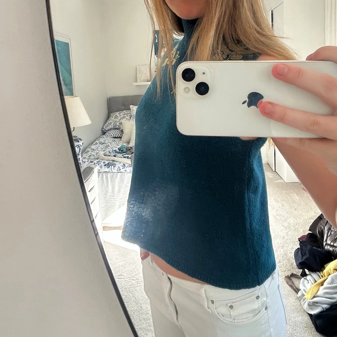 Blå stickad ärmlös topp med broderi - 2