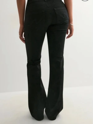 Svarta Nelly Jeans - Jättefina Nelly stitch Jeans i storlek 36 som säljs för dom slutade användas🖤