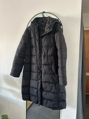 Lång & varm jacka från lager157 - Lång, svart varm jacka i väldigt bra skick från lager157. Har köpt på vinted men den passade tyvärr inte. 💕