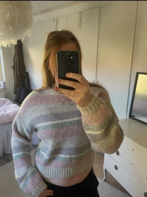 Pastellrandig stickad tröja - Super söt stickad tröja från bikbok! Passar perfekt nu till våren! Fortfarande i mycket bra skick då den knappt är använd! Hör gärna av dig vid frågor 💓💓