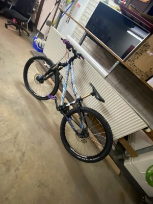 Ktm mountenbike - Säljer min ktm mountain bike för att den har blivit för liten för mig och jag ska uppgradera. Perfekt för att cykla runt med kompisar och ha kul. OBS cykelns fram deck har punka och växel vajarna är sönder.