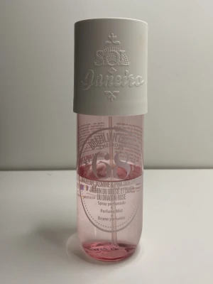 Sol de Janeiro 68 Perfume Mist - Fräsch och blommig parfymmist från Sol de Janeiro i en genomskinlig rosa plastflaska med vit spraykork. Doften heter '68' och har inslag av brasiliansk jasmin och pink dragonfruit. Flaskan har en modern, stilren design och är lätt att ta med.
