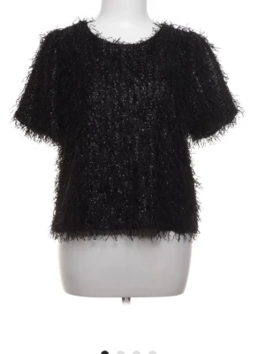 Svart ”fluffig” glitter topp från Kappahl - Cool svart topp från Kappahl med fluffig, glittrig textur och korta ärmar. Perfekt för dig som vill sticka ut med en unik och trendig look!🥰