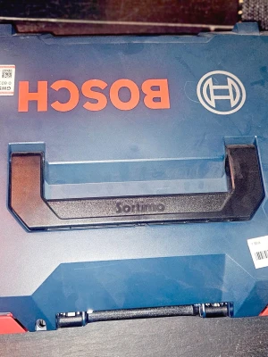 Bosch låda samt batteri + laddare - Bosch låda i nyskick samt extrabatteri knappt använt + laddare till deras mini vinkelslip 
