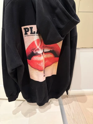 Playboy hoodie - Syns att den är använd därav priset, inge sliten eller fläckar men hårig och nopprig. Size S men är väldigt overaized, går över rumpan 
