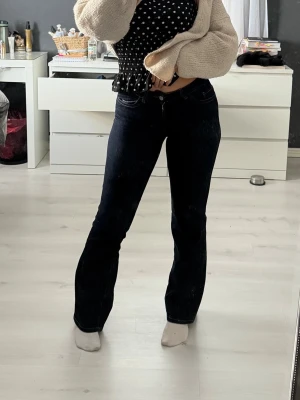 Mörkblå bootcut jeans från Nelly  - Säljer ett par populära mörkblå bootcut jeans från nelly som är i Midwaist modell. Jeansen har en  passform som sitter snyggt över höfterna och släpper ut vid benen. Perfekta till både sneakers och boots. Säljer då dom inte kommer till så mycket användning längre! 