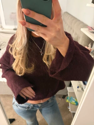 Vinröd stickad tröja - Mysig vinröd stickad tröja med passform och vida ärmar. Tröjan har en enkel design utan synligt märke och är gjord i ett mjukt, fluffigt material. Perfekt för lager på lager och passar till både jeans och kjol. Endast använd en gång!💞