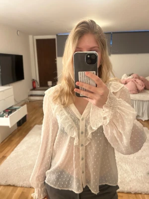 Vit volangblus med prickar  - Söt vit blus från Zara 💞