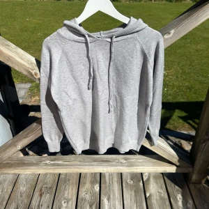 Merinoull tröja  - Grå snygg merinoull tröja i storlek S men är liten i storlek så passar XS, perfekt nu till våren och sommaren, hör av er vid funderingar!