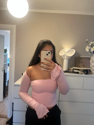 Rosa topp från Gina Tricot  - Ljusrosa topp från Gina Tricot i storlek XS (för liten för mig därför ser den så tight ut). Med slits på ärmarna. En pytteliten svart prick, syns på bild 1 