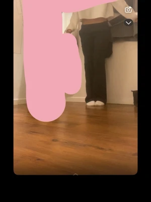 Svarta kostymbyxor med rak passform - Säljer ett par stilrena svarta kostymbyxor med rak passform med låg midja. Storlek 34 från bik bok🩷 som nya!! Jag är 170 som referens!