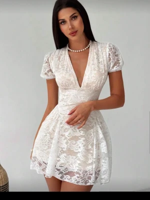 Studentklänning  - BARA TESTAD!! Orkar inte skicka tillbaka. JÄTTEFIN STUDENKLÄNNING!! Köpt för: 210 Mitt pris: 180kr