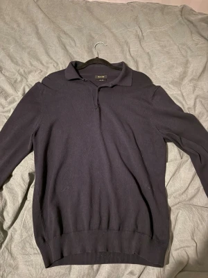 Mörkblå pikétröja från Massimo Dutti - Mörkblå långärmad piké från Massimo Dutti. Fint skick