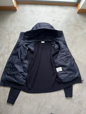 Mörkblå Moncler cardigan - Snygg mörkblå cardigan från Moncler med stickad insida. Använder väldigt sällan. Ingen slitage alls.