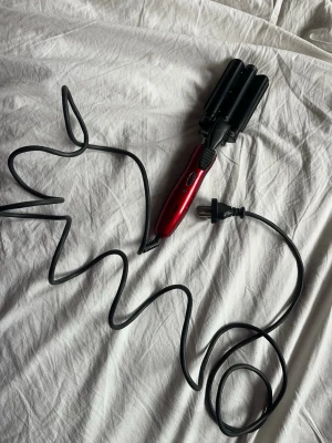 OBH Nordica vågtång röd - En vågtång från OBH Nordica. Tången har knappar för temperaturreglering. Perfekt för att skapa snygga beach waves och volym i håret. Använd endast en gång men annars helt ny! Kan tänka mig att gå ner i pris.🥰