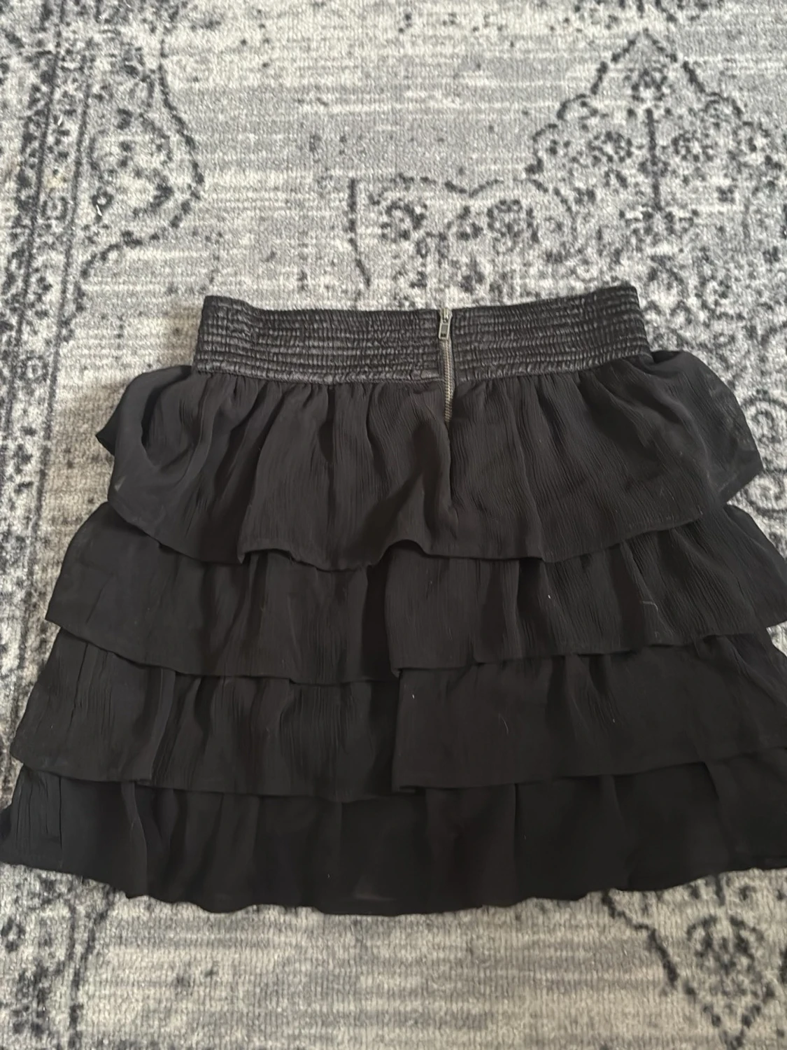 Svart volangkjol med dragkedja - 1