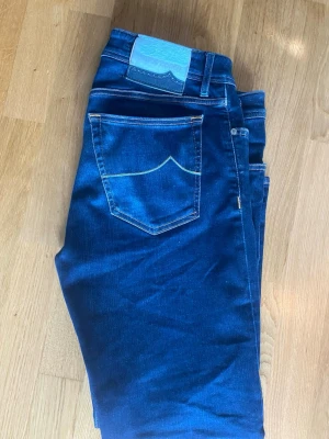 Jacob Cohen Jeans  - Väldigt feta Jacob Cohen jeans i modellen bard. Super bra skick. De är uppsydda. Vid fler frågor kontakta mig o priset är inte hugget i sten 💛