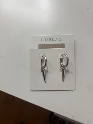 Edblad Peak Hoops örhängen stål - Snygga örhängen från Edblad i rostfritt stål. Modellen heter Peak Hoops. Väldigt bra skick!