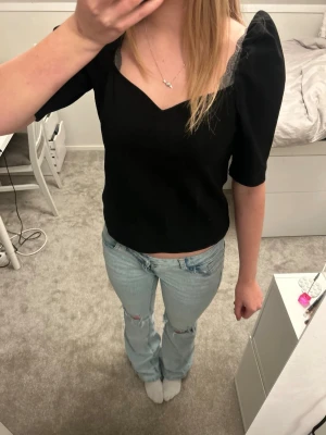 Svart topp med puffärm - Svart topp med puffärmar och v-ringning💕 Tveka inte att skriva om du är intresserad eller vill ha fler bilder. Pris kan diskuteras❤️
