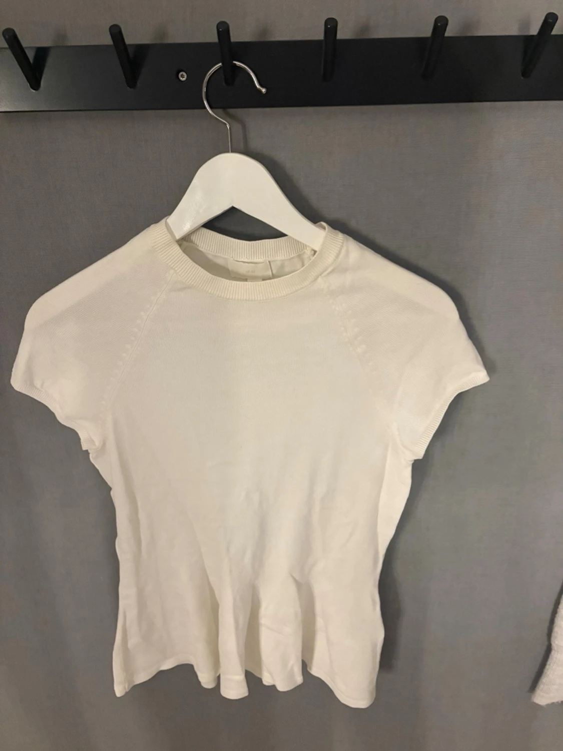 Vit tshirt med volangkant - 1