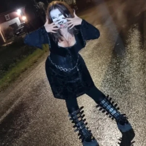 GOTH korsett med spetsarmar - Säljer en svart goth korsett  med snygga spetsdetaljer och knäppning framtill. Perfekt för att ge en "snatched waist" OCH ett "boob lift". Materialet är glansigt tyg med spets och snörning bak. Den är HELT benad med förstärkt struktur. 