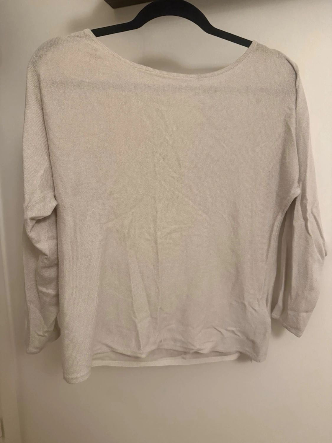 Beige tröja med rosett och öppning