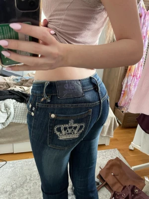 Victoria Beckham Jeans - Såå snygga Victoria Beckham jeans i mycket bra skick, dragkedjan är sönder men går ändå att stänga ❤️ Storlek 26 och passar mig som brukar bära 36, är även 168 cm lång och jeansen går ner till golvet på mig!