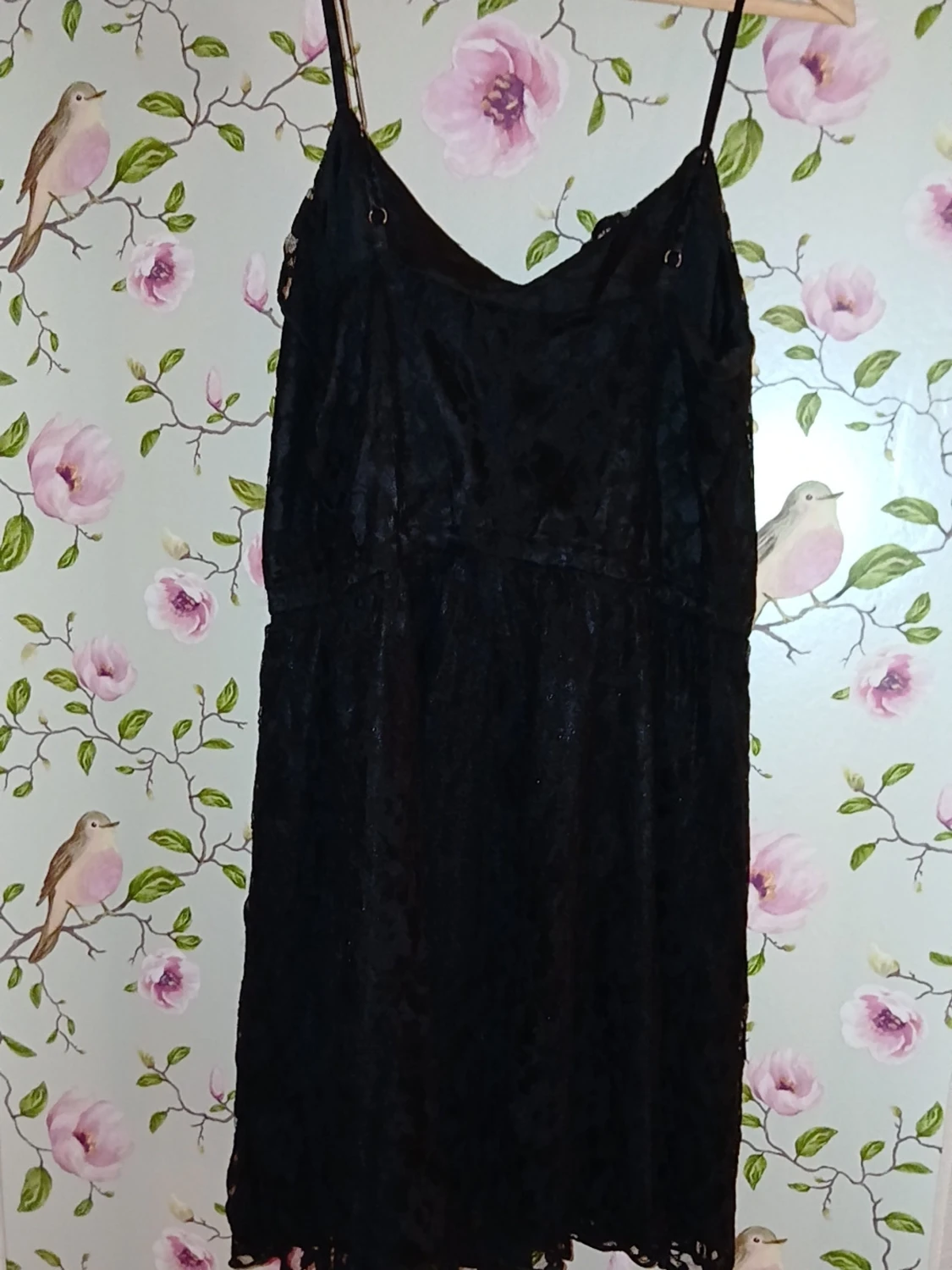 Svart spetsklänning med smala band - 1