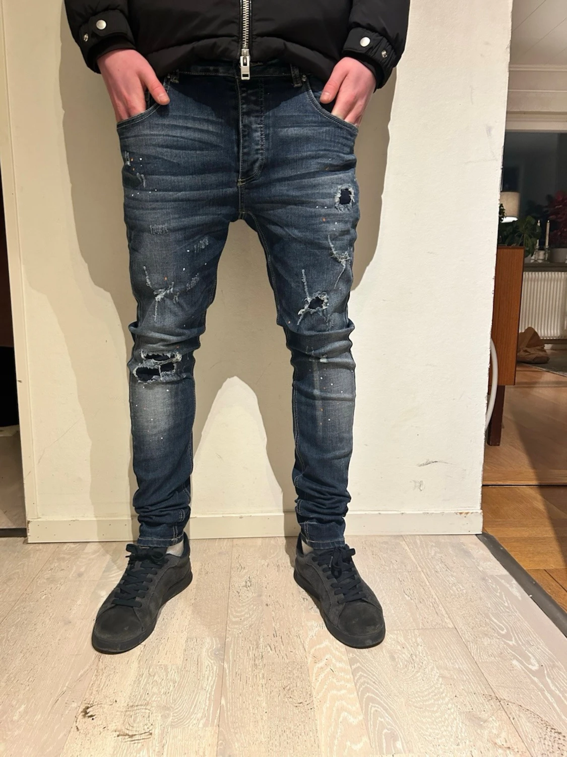 Blåa slim fit jeans me slitniingar
