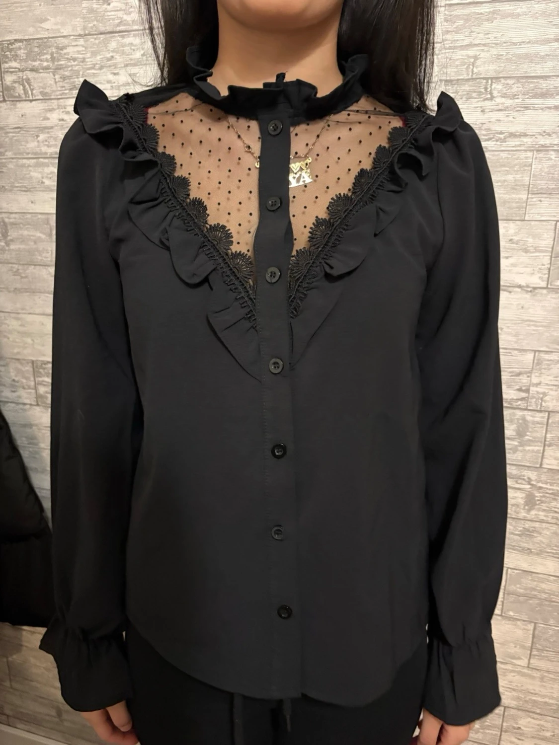 Svart blus med spets och volanger - 1