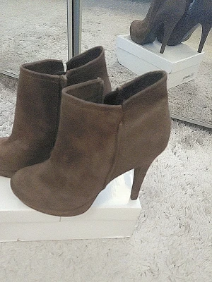 Bruna mocka stövletter med klack - Snygga bruna stövletter i mocka med smal hög klack och rundad tå. Dragkedja på insidan för enkel på- och avtagning. Perfekta för dig som vill ha en stilren och trendig look till hösten.Skor är använd bara en gång och är I mycket bra skick 