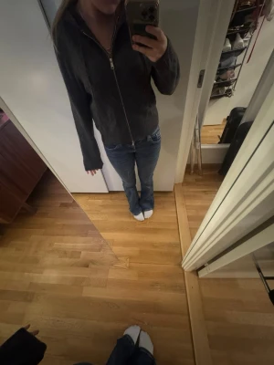 Stickad Zara kofta - Jättefin stickad kofta med dragkedja från Zara använd fåtal gånger i strl s