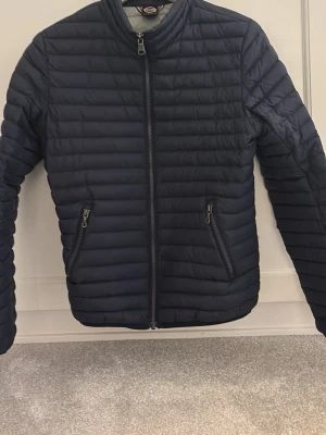Mörkblå pufferjacka från Colmar - Snygg mörkblå pufferjacka från Colmar. 