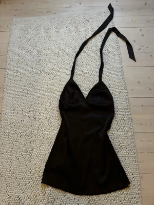 Brun halterneckklänning i siden - Brun halterneckkläning i siden. Helt oanvänd (köpt begagnad på vinted) av mig. Och i perfekt skick!