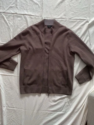Massimo dutti full-zip - Säljer min stickade Massimo dutti full zip då jag inte har användning för den. Den är i ny skick lite nopprig men det är enkelt fix. Storlek L                             Tveka inte att ställa frågor 💫📬