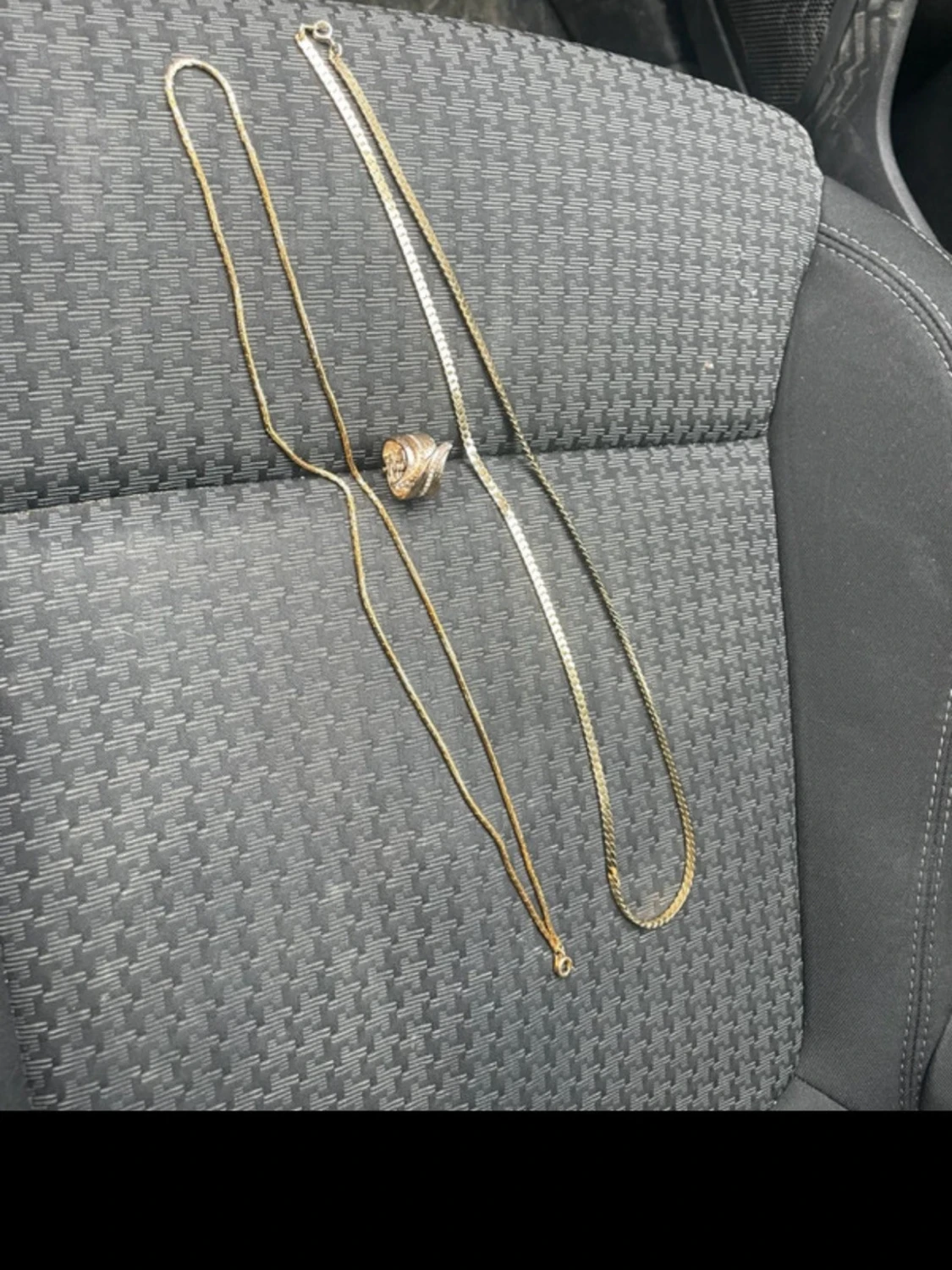 Två guldiga halsband i metall