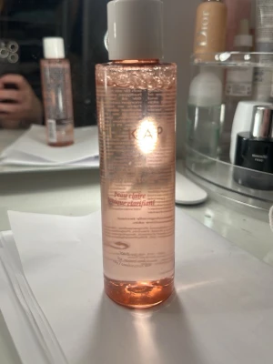 Rosa toner från hickap  - En snygg rosa toner från hickap i en genomskinlig plastflaska med vitt skruvlock. Tonern har en fräsch och lätt formula som passar perfekt för att fräscha upp huden. Flaskan är cylinderformad och rymmer 200 ml. Fick i kalendern hickaps men har en annan toner ja ska använda som ja fått utskrivet av en läckage på grund av min acne 