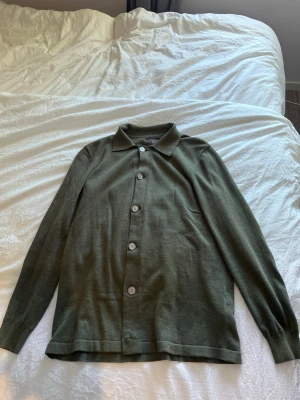 Less worries stickad skjorta  - Stickad skjorta från less worries. Storlek M men är något liten.