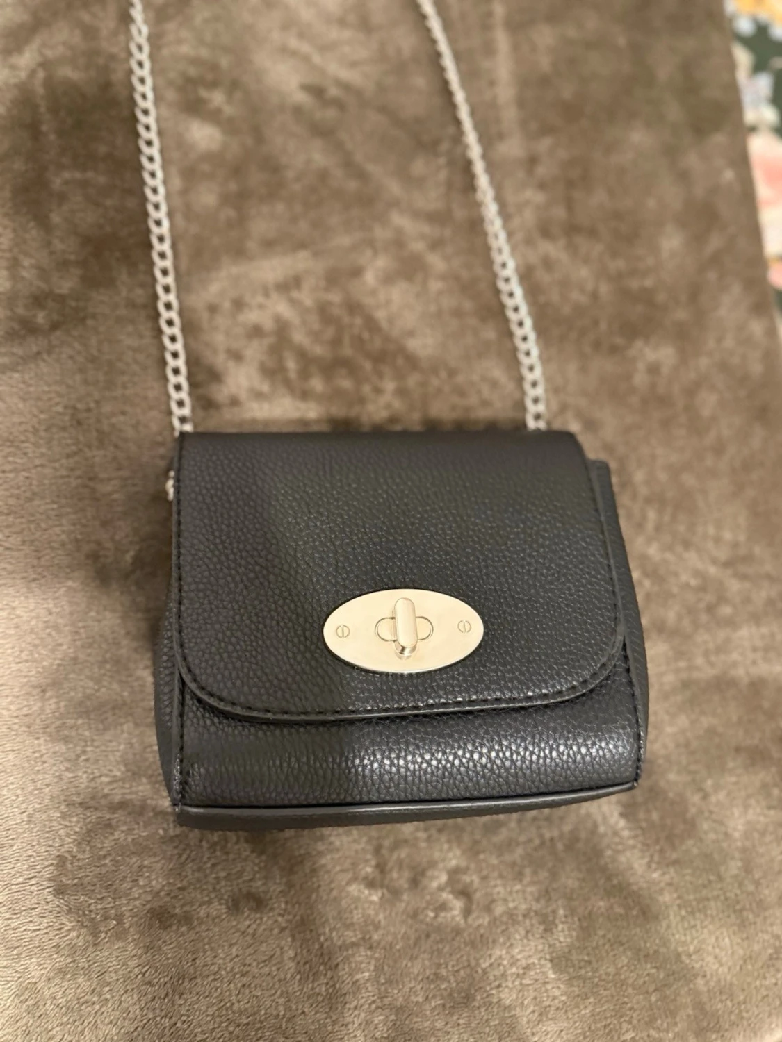 Svart axelväska med kedjerem - 1