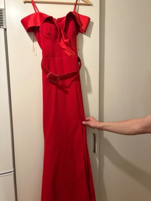 Röd långklänning - Snygg röd långklänning. Storlek 38