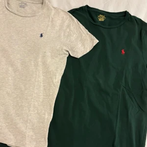 Ralph Lauren T-Shirt - Säljer dessa två T-Shirts från Ralph Lauren, 199kr st eller 375kr för båda | storlek M | skick: 9,5/10, inga defekter | Hör av er vid intresse, pris kan diskuteras vid snabb affär! 🫱