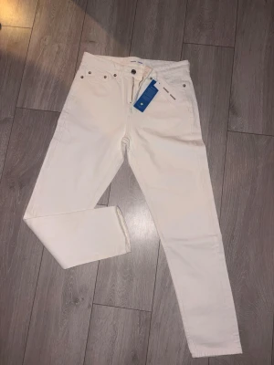 Samsøe Samsøe jeans - Säljer dessa nu eftersom dem inte passa, storlek 28/32 helt nya och aldrig använda skick 10/10 bara höra av er vid fundering