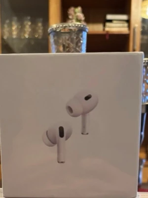 Hörlurar - Säljer ett par Apple AirPods Pro (2:a generationen) med MagSafe-laddningsetui och USB-C. Trådlösa in-ear hörlurar i vit färg med stilren och kompakt design. Perfekta för musik, samtal och brusreducering. Levereras i originalförpackning.