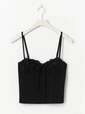 Svart korsettopp med spets och knyt - Säljer denna helt oöppnade tröjan från Gina, påse och prislapp finns kvar💓💓 säljer då den inte kommer till användning. 