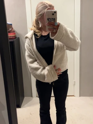 Beige teddyjacka med dragkedja - Supermjuk och fluffig beige teddyjacka med dragkedja framtill och hög krage. Använd fåtal gånger. Har en liten fläck på innertyget men syns inte på utsidan❤️ skriv för pris och funderingar❤️