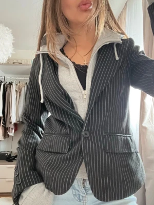 Svart kavaj med vita ränder - Snygg Kavajen är stilren och har en inbyggd hoodie, hör av er vid frågor💕