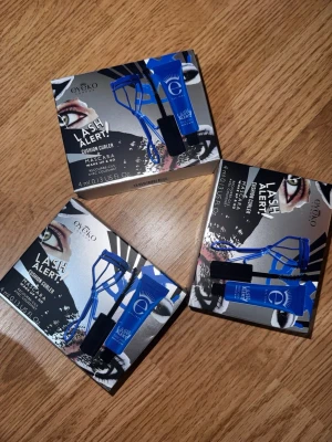 Eyeko Lash Alert Mascara & Curler Kit - Säljer Eyeko Lash Alert Mascara & Cushion Curler kit. Innehåller en blå mascara på 4 ml och en matchande blå ögonfransböjare. Perfekt för att lyfta och definiera fransarna. 