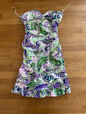 Sommarklänning🩷🩵💚 - Säljer min suuuperfina klänning från zara🤩I toppskick och använd fåtal gånger, alla bilder är mina!! Säljer då den ej kommer till användning🩷